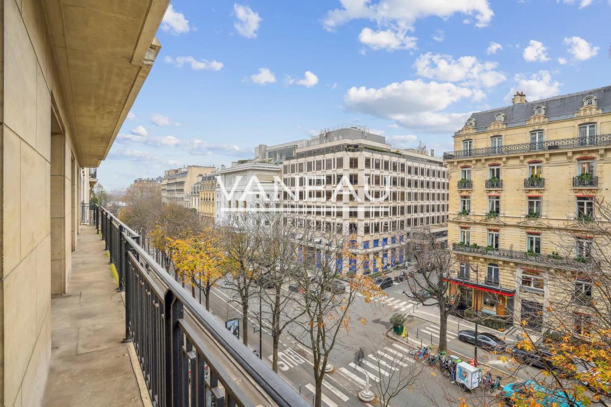 Paris 8 - Avenue Montaigne - Etage élevé / extérieur