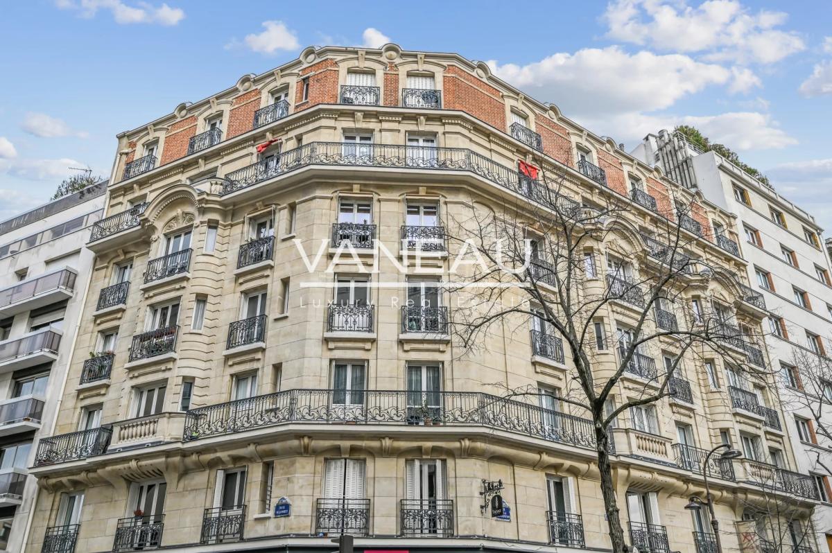 Paris XVème Saint- Lambert - Appartement bourgeois dans immeuble