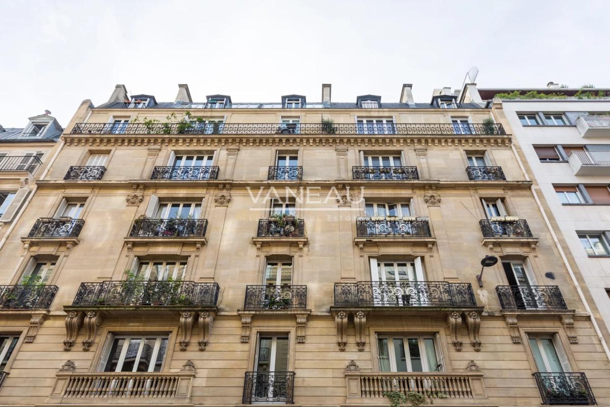 Paris 6 - Luxembourg- étage élevé - balcons - 4 chambres