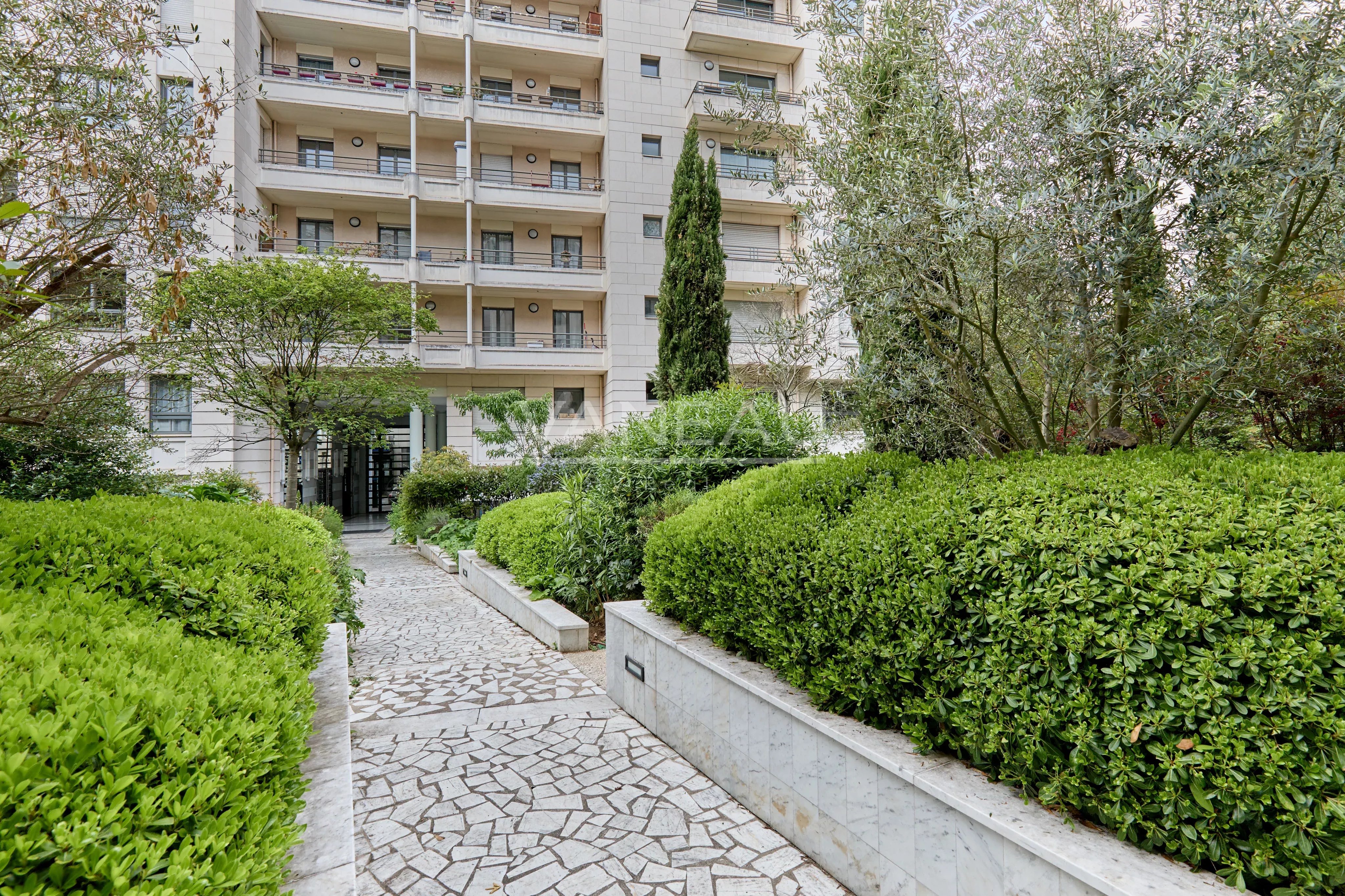 Appartement 6 pièces 120 m² · à Paris · 120 m² · 1 050 000 €