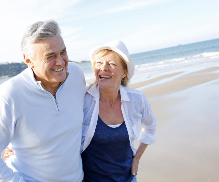 Un couple sur la plage 