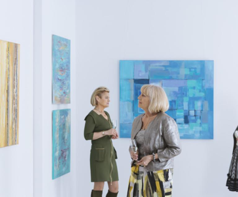 Collection d’art contemporain exposée dans un intérieur parisien – investir dans l'art