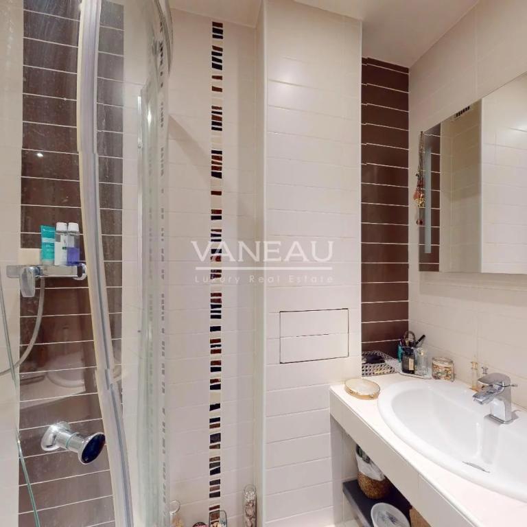 Paris XIXe - Bel appartement de 5 pièces - Vue dégagée - Cave et