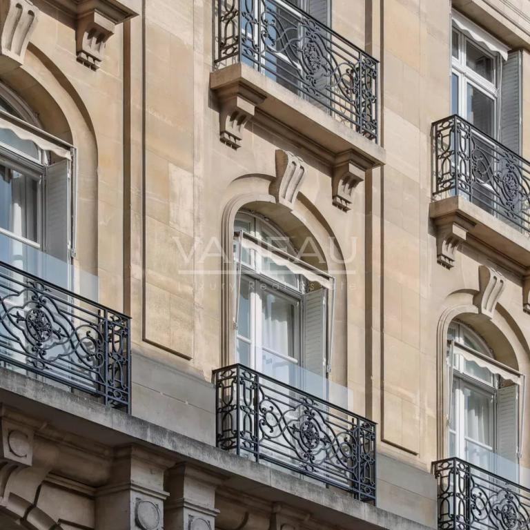 Paris VIIe - Grenelle - Invalides. Terrasse.