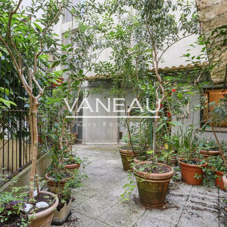 Paris XVIe - Village d'Auteuil - Local commercial bordé par une 