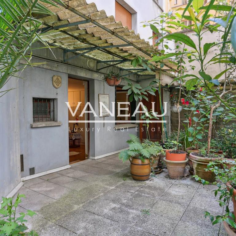 Paris XVIe - Village d'Auteuil - Local commercial bordé par une 