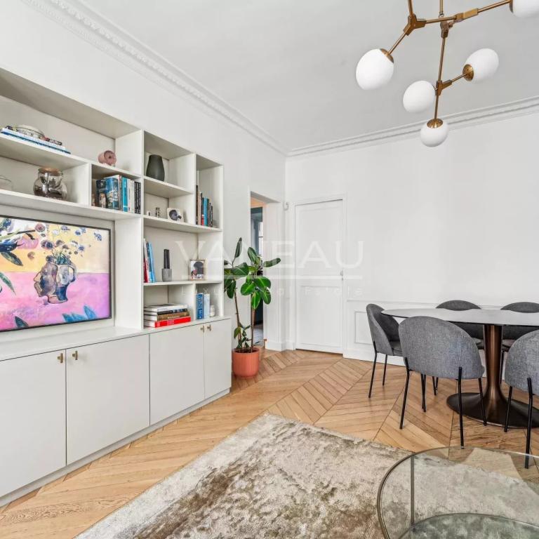 Paris VIIe - SAINT DOMINIQUE  - Appartement rénové avec deux cha