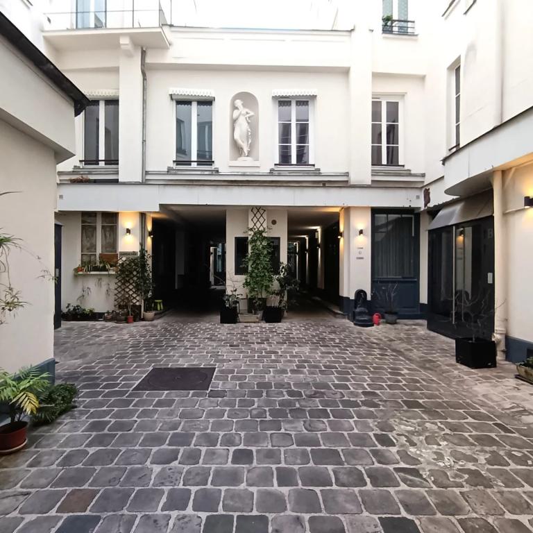 Paris IIe - Quatre-Septembre - Appartement deux pièces meublé en