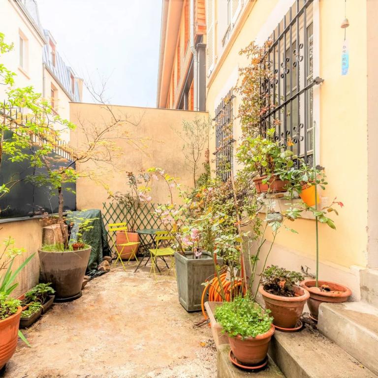 Paris XVIIIe - Maison de ville familiale avec cour à l'avant ple