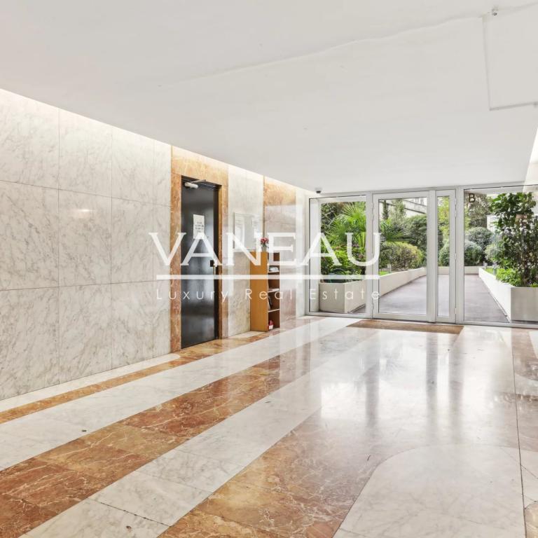 Paris XVIIIe - Studio sur jardin avec cave et parking  -