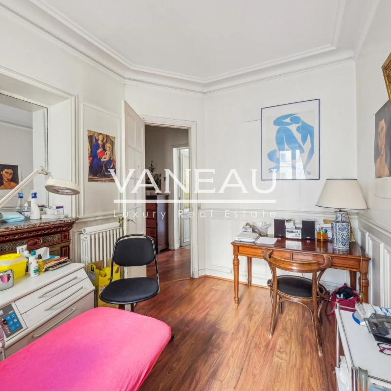 Haussmannien en étage avec ascenseur