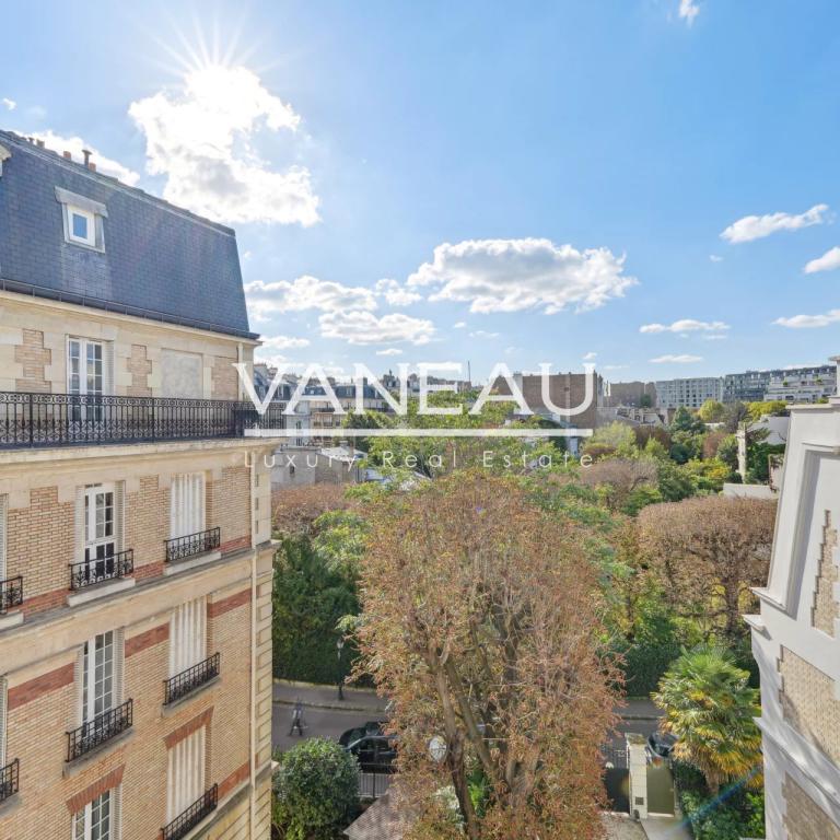 Paris XVIe - Village d'Auteuil - Appartement rénové en étage éle