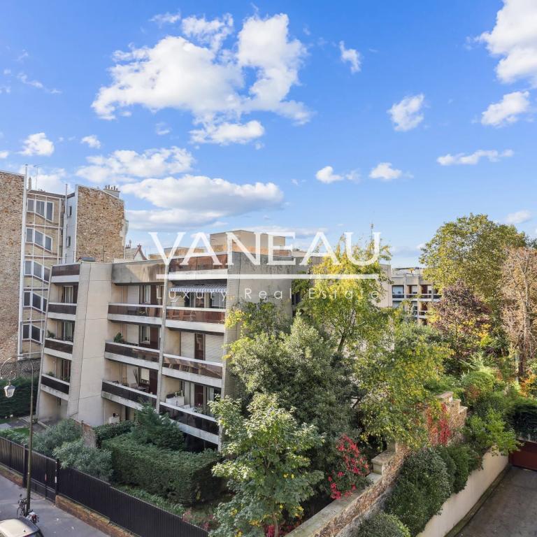 PARIS XVIe - Serres d'Auteuil - Vue dégagée - Balcon