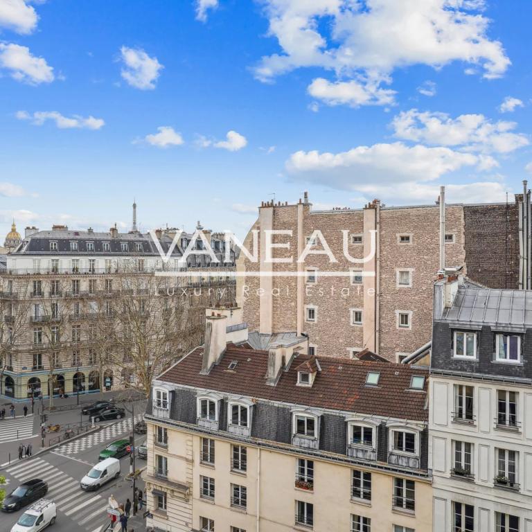 Paris VIIe - Rue du Bac - Appartement avec vues et balcon.