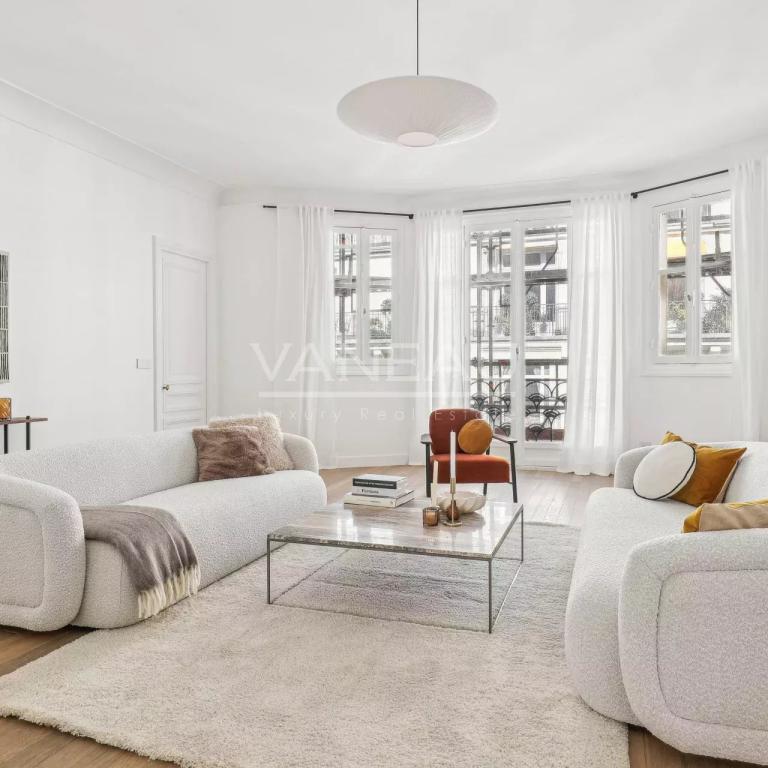 Paris XVIe - Jasmin - Appartement de réception en étage élevé av