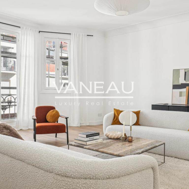 Paris XVIe - Jasmin - Appartement de réception en étage élevé.