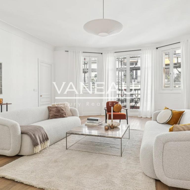 Paris XVIe - Jasmin - Appartement de réception en étage élevé.