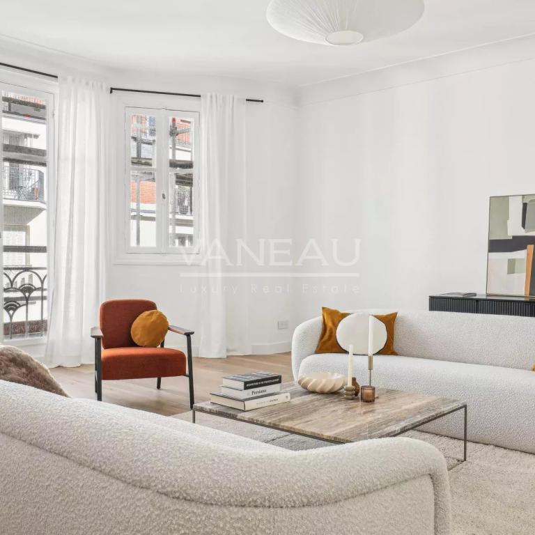 Paris XVIe - Jasmin - Appartement de réception en étage élevé av