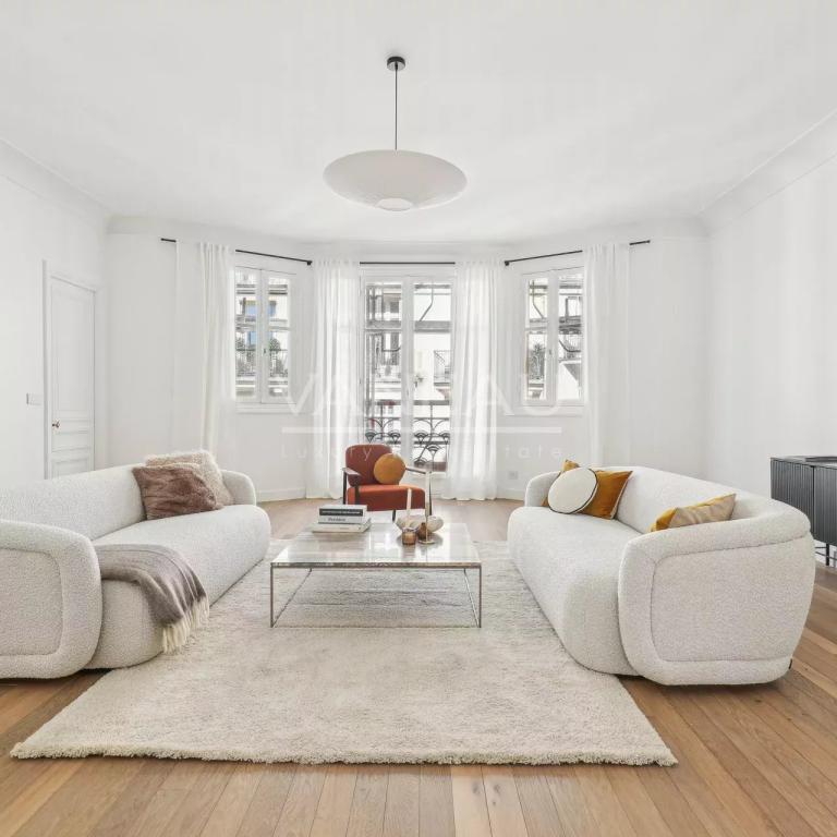 Paris XVIe - Jasmin - Appartement de réception en étage élevé av