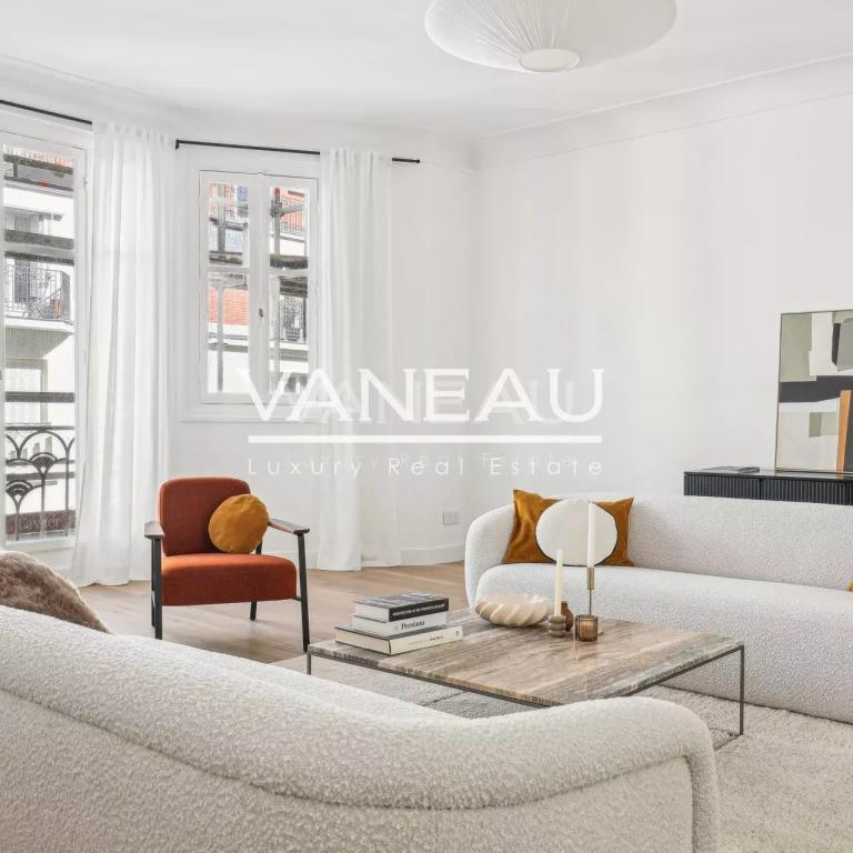 Paris XVIe - Jasmin - Appartement de réception en étage élevé.
