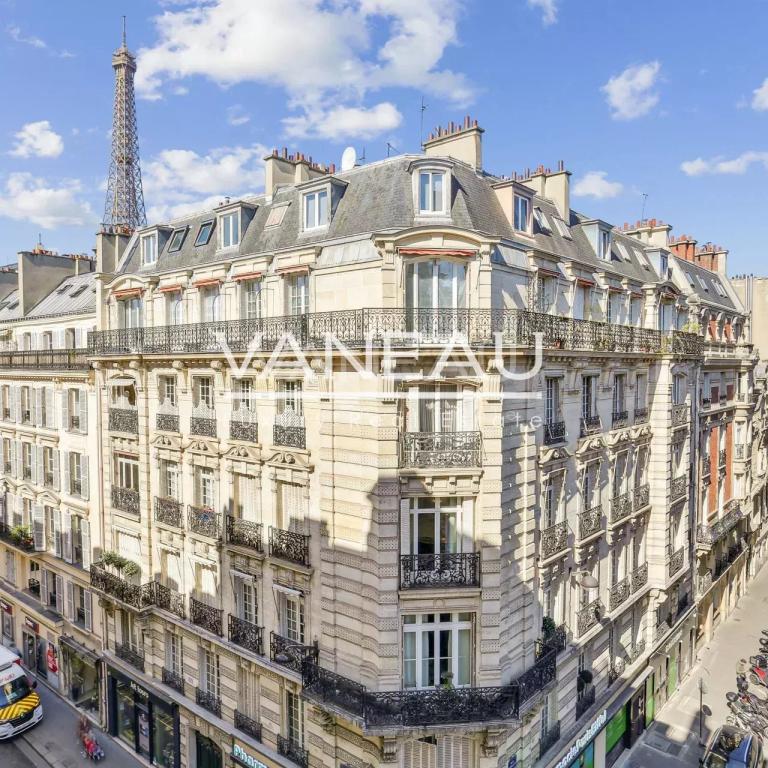 Paris VIIe - RUE SAINT DOMINIQUE - Élégant appartement avec vue 