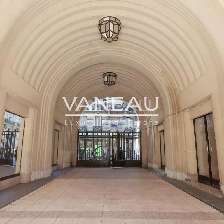 Paris VIIe - RUE SAINT DOMINIQUE - Élégant appartement avec vue 