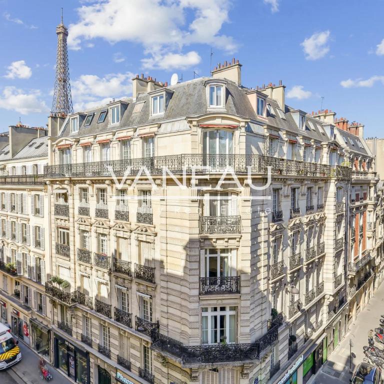 Paris VIIe - RUE SAINT DOMINIQUE - Élégant appartement avec vue 