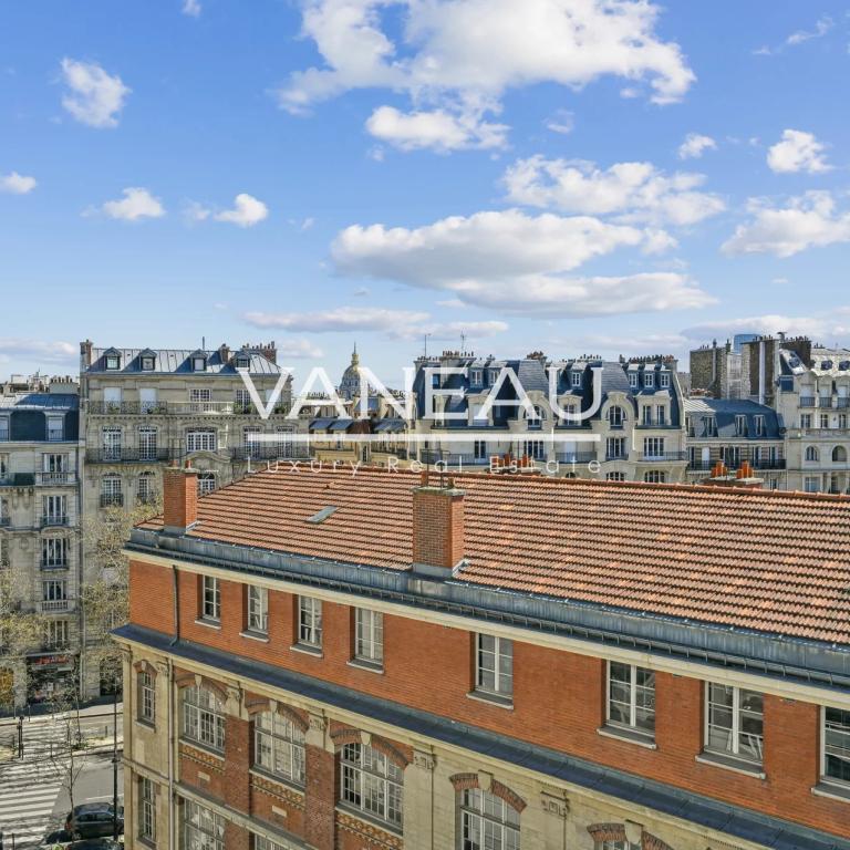Paris VIIe - Vue exceptionnelle Tour Eiffel & Invalides