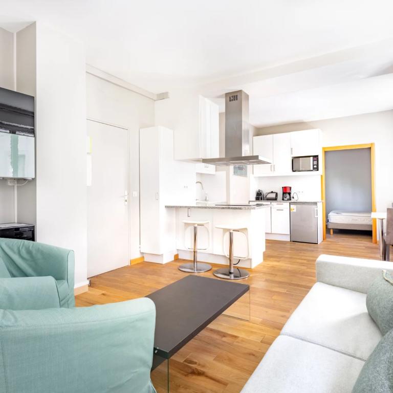 Paris VIIe - VANEAU - Appartement meublée sur jardin