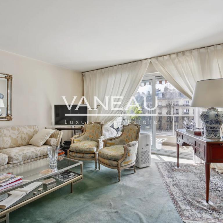 Neuilly - Mairie - Deux pièces avec large balcon