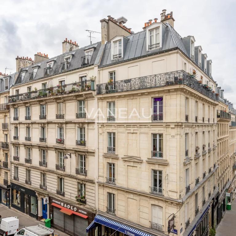 Paris XVIIIe - Abbesses - Superbe deux pièces en étage élevé ave