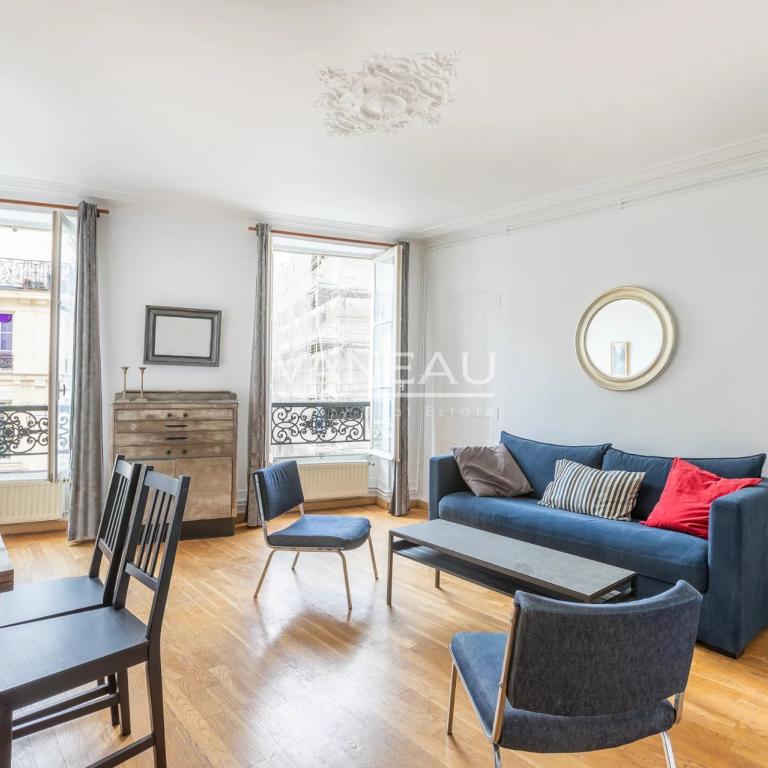 Paris XVIIIe - Abbesses - Superbe deux pièces en étage élevé ave