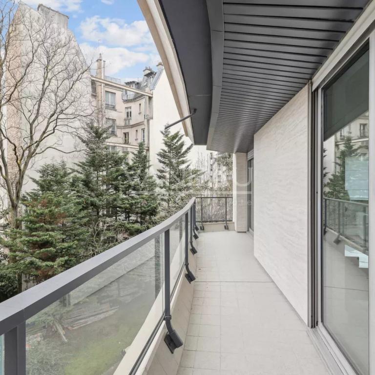 Neuilly - Mairie - Calme sur jardin