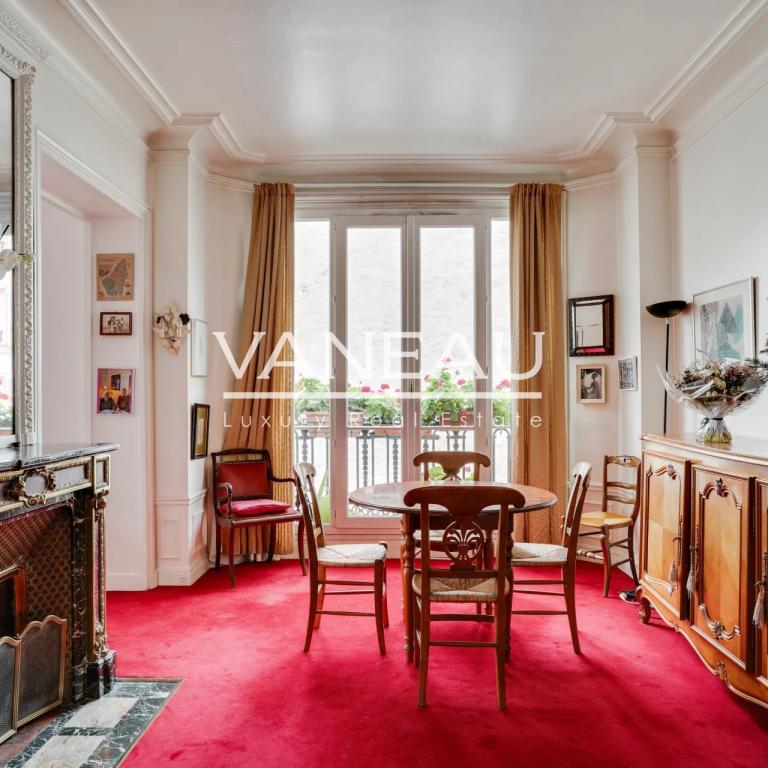 PARIS XVe Commerce - Appartement d'exception quatre pièces avec 
