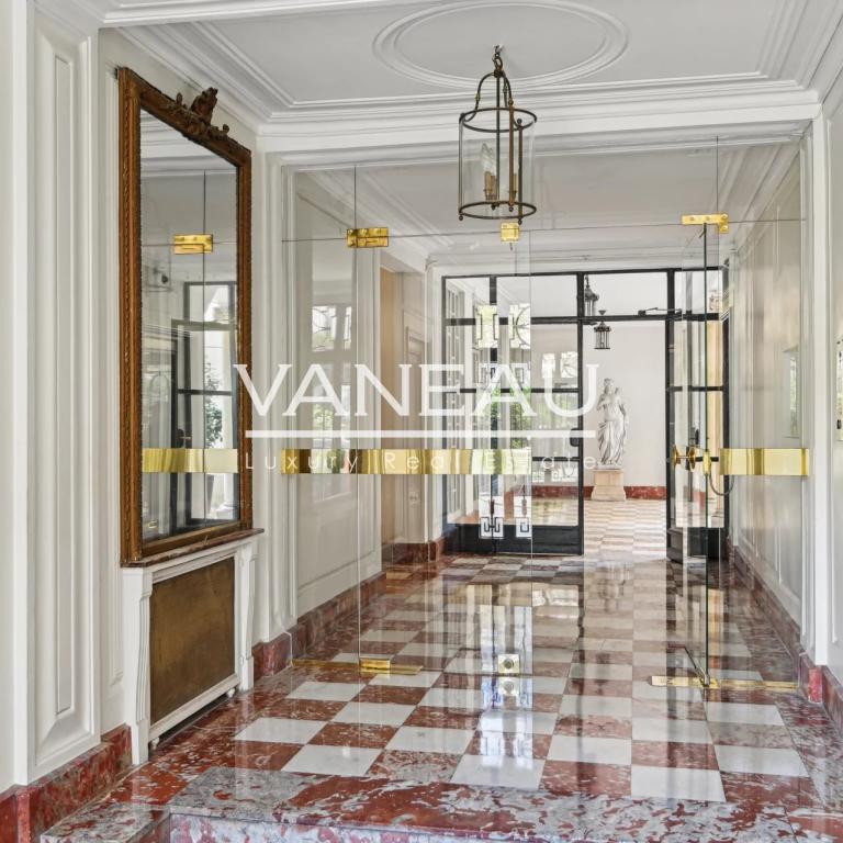 Paris VIIe - Sainte Clotilde - Pied à terre