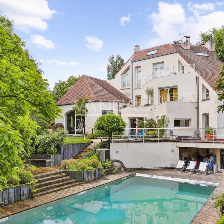 Très belle propriété avec piscine au cœur de Garches