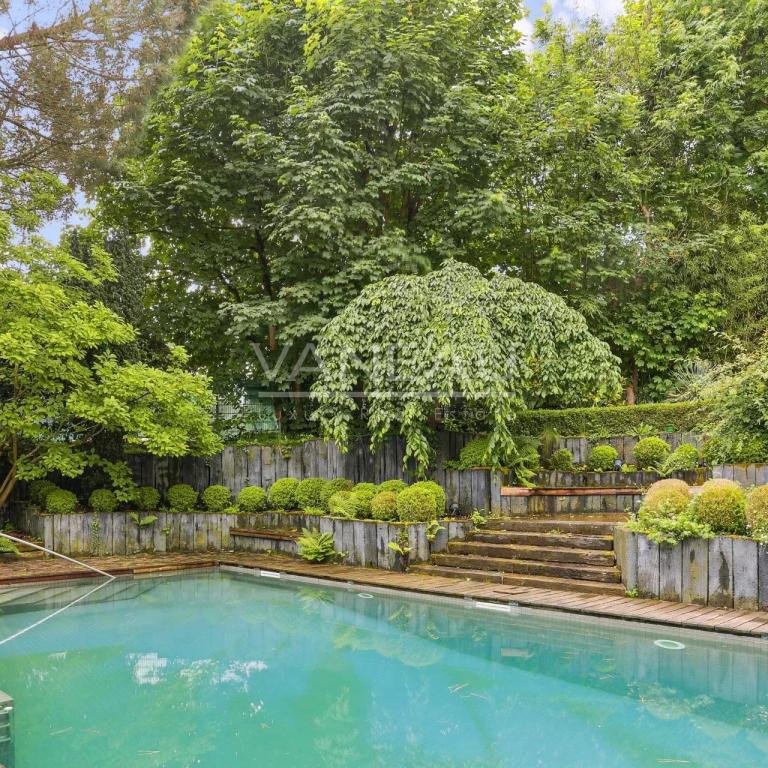 Très belle propriété avec piscine au cœur de Garches