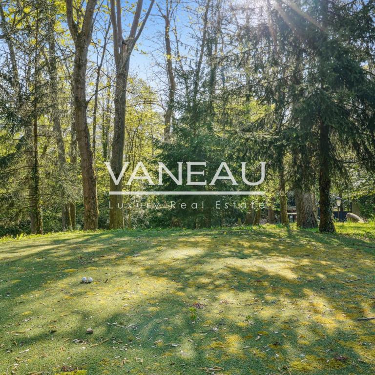 Maison d'architecte sur terrain arboré