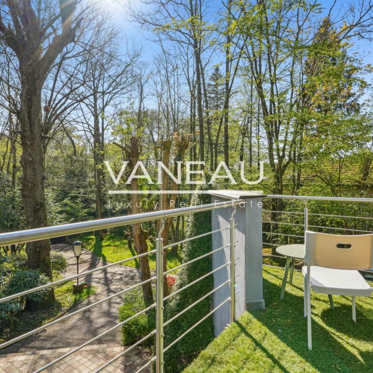Maison d'architecte sur terrain arboré