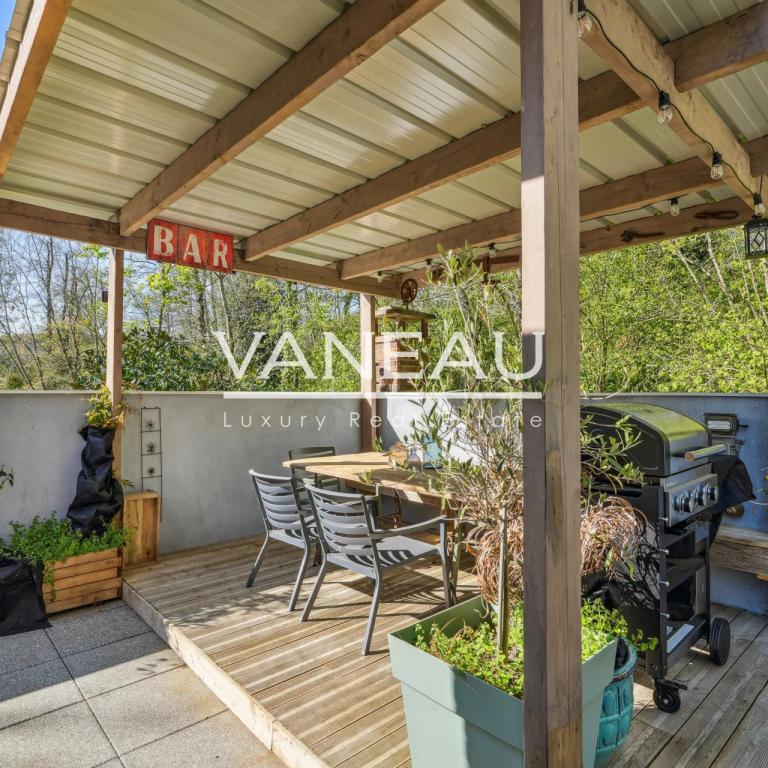 Maison d'architecte sur terrain arboré