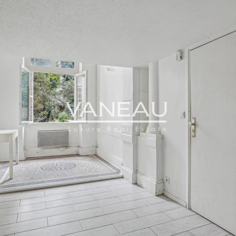 Paris VIIIe - Appartement de quatre pièces avec cour anglaise et