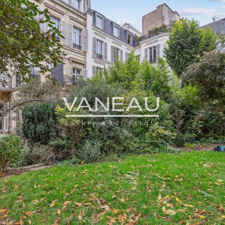 Paris VIIIe - Appartement de quatre pièces avec cour anglaise et
