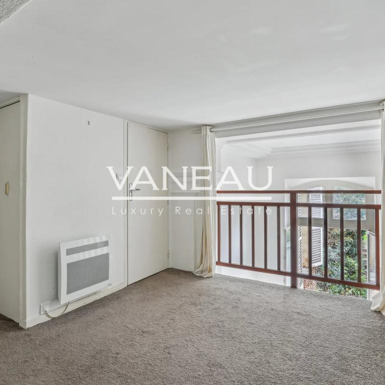 Paris VIIIe - Appartement de quatre pièces avec cour anglaise et
