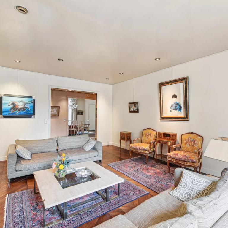 Paris XVI Nord - 197m2 - Beau familial étage élevé, vue dégagée.