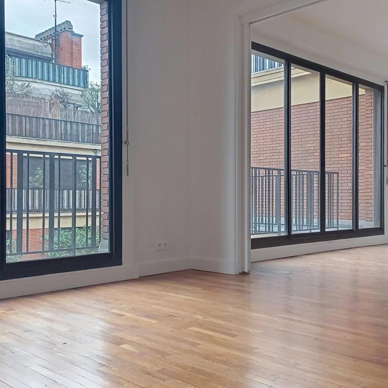Paris VIII - Bel appartement en triplex familial avec terrasse -