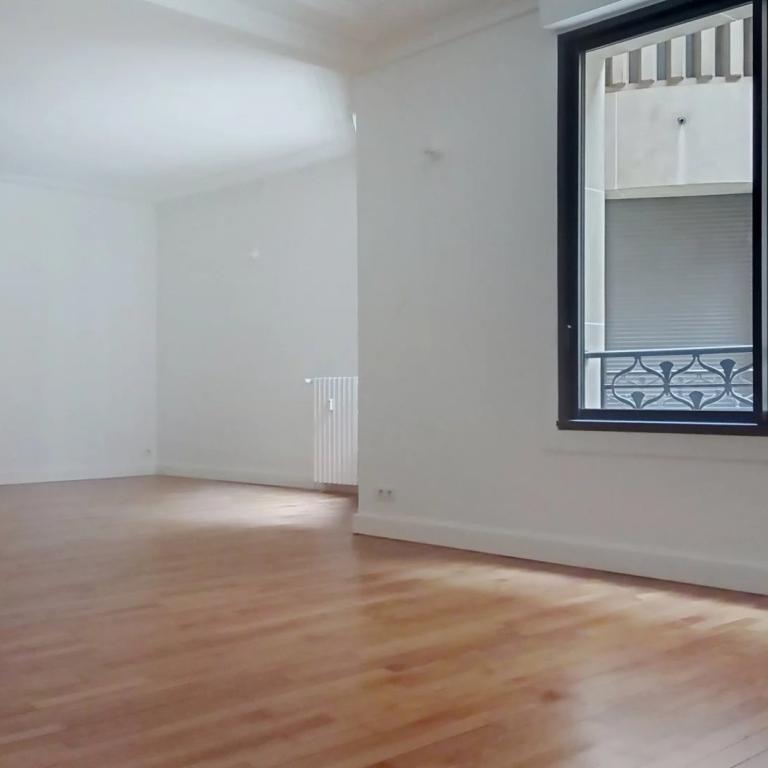 Paris VIII - Appartement en 1er étage avec deux chambres - rue C