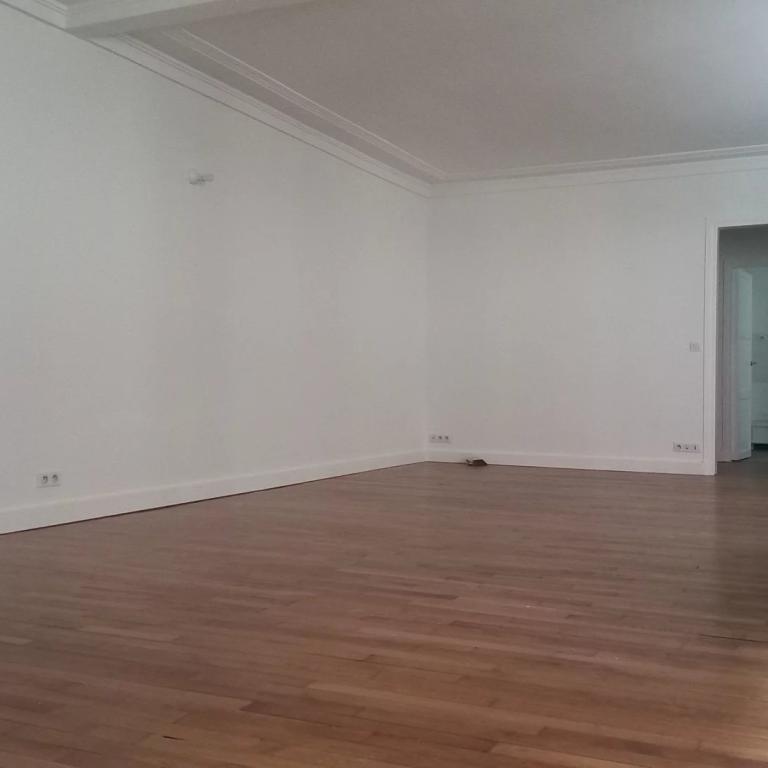 Paris VIII - Appartement en 1er étage avec deux chambres - rue C
