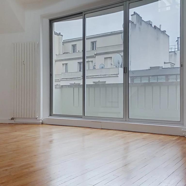 Paris VIII - Bel appartement en duplex avec balcon - rue Clément