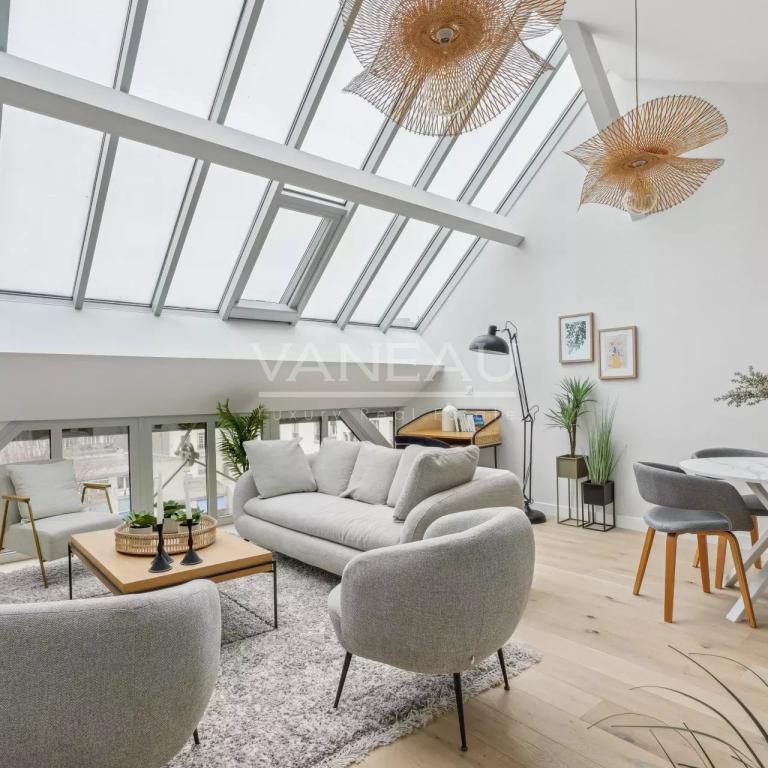 TROCADERO / Duplex entièrement rénové au calme d'une impasse