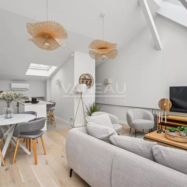 TROCADERO / Duplex entièrement rénové au calme d'une impasse